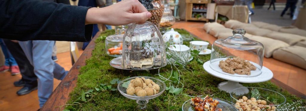 Pubblicizzare una kermesse enogastronomica: dai Social alle forniture alberghiere personalizzate