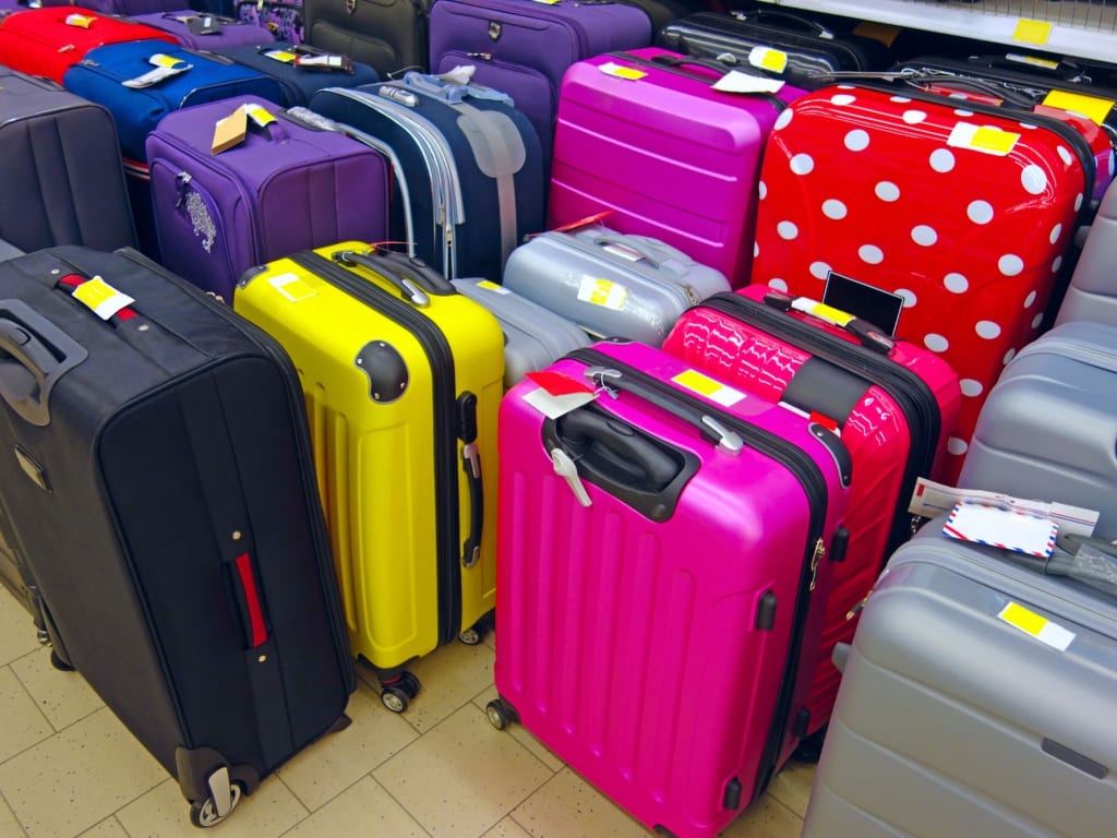 Viaggiare per le festività: cosa mettere nelle valigie personalizzate?