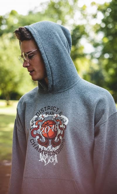 Ricamo su felpe per renderle uniche: durata e resistenza